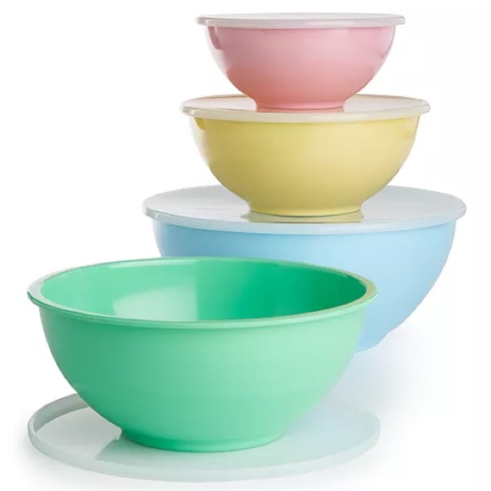 Nesting mixing bowls. Multiple colors with lids.